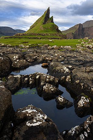 Tindhlmur is an islet on the southside of Srvgsfjrur, west of Vgar in the Faroe Islands, Denmark, Europe